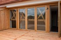 Bodentiefe Holz-Fenster auf Terrasse